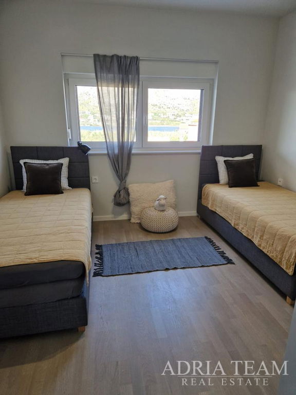 ATRAKTÍVNY APARTMÁN V NOVOSTAVBE S VÝHĽADOM NA MORE – POVLJANA, PAG