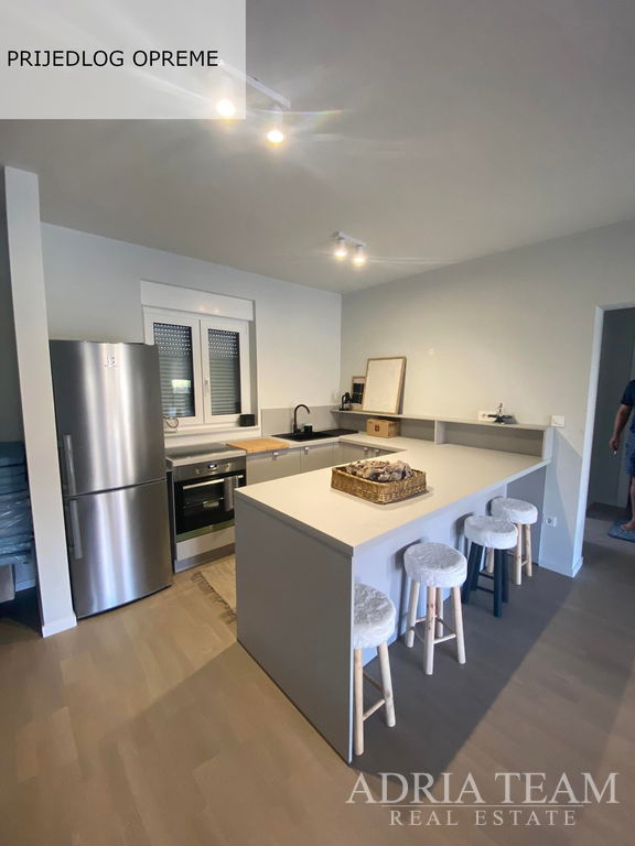 ATRAKTÍVNY APARTMÁN V NOVOSTAVBE S VÝHĽADOM NA MORE – POVLJANA, PAG