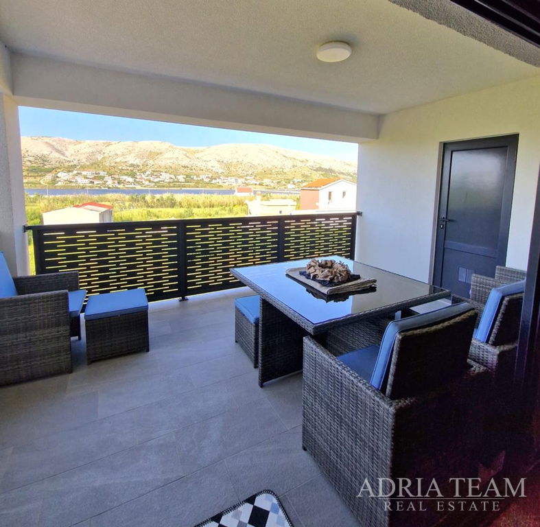 ATRAKTÍVNY APARTMÁN V NOVOSTAVBE S VÝHĽADOM NA MORE – POVLJANA, PAG