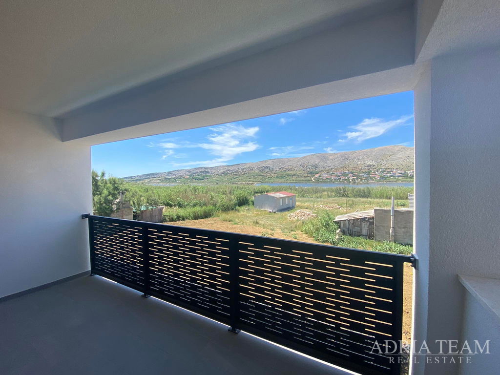 ATRAKTÍVNY APARTMÁN V NOVOSTAVBE S VÝHĽADOM NA MORE – POVLJANA, PAG