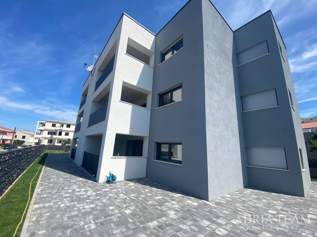 ATRAKTÍVNY APARTMÁN V NOVOSTAVBE S VÝHĽADOM NA MORE – POVLJANA, PAG