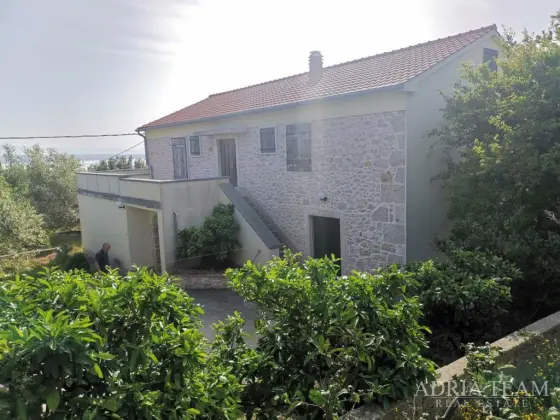 DOM S 3 APARTMÁNMI A PRIESTRANNÝM POZEMKOM – POLJANA, OSTROV UGLJAN nehnuteľnosť na predaj