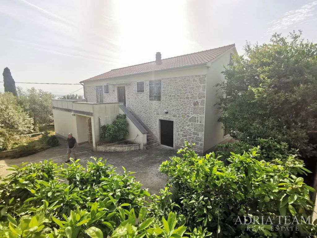 DOM S 3 APARTMÁNMI A PRIESTRANNÝM POZEMKOM – POLJANA, OSTROV UGLJAN