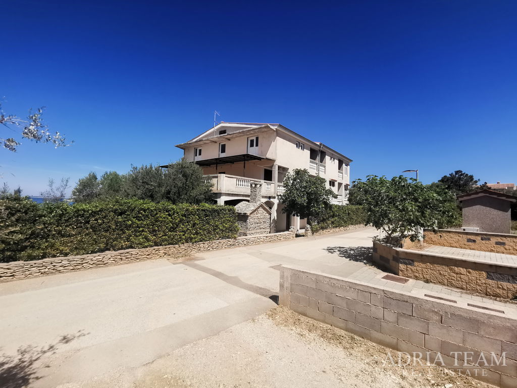 DOM SO 4 APARTMÁNMI – 50 M OD MORA - POVLJANA, PAG