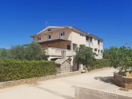 DOM SO 4 APARTMÁNMI – 50 M OD MORA - POVLJANA, PAG nehnuteľnosť na predaj