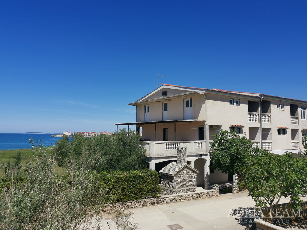 DOM SO 4 APARTMÁNMI – 50 M OD MORA - POVLJANA, PAG