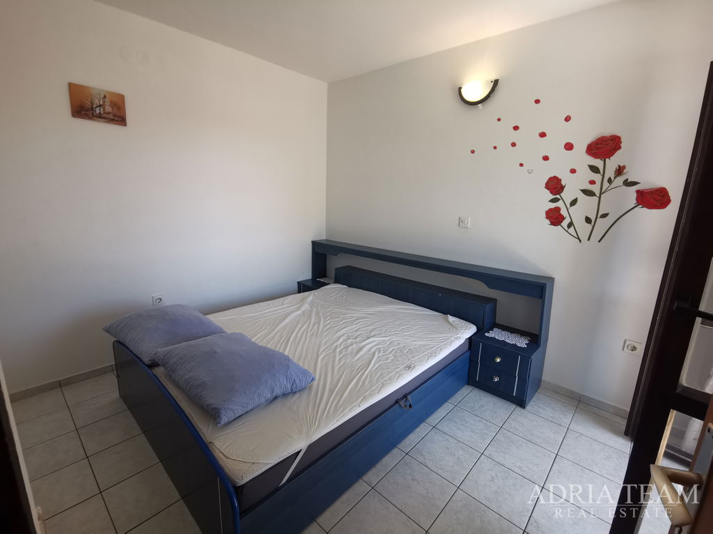 DOM SO 4 APARTMÁNMI – 50 M OD MORA - POVLJANA, PAG