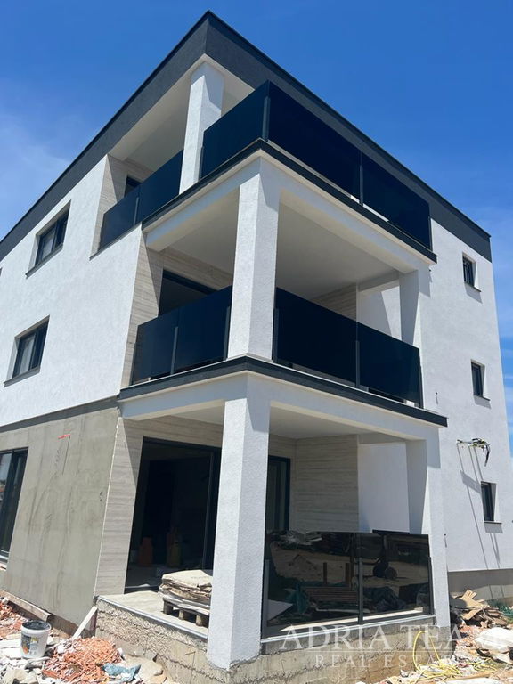 PENTHOUSE – NOVOSTAVBA – 150 m OD MORA – PRIVLAKA