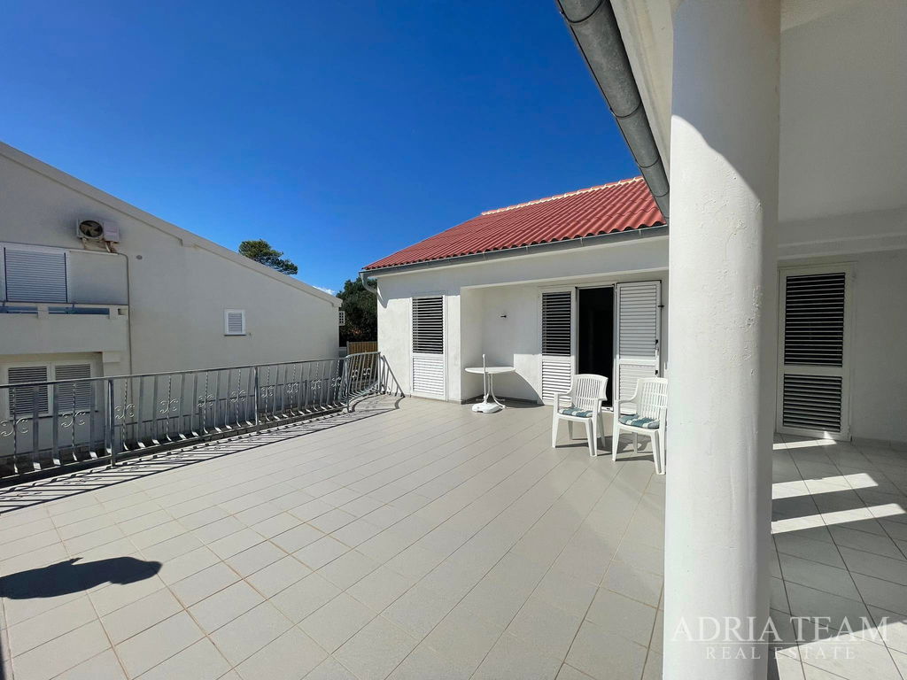 DOM S PRIESTRANNÝM POZEMKOM – PRVÝ RAD PRI MORI – JAKIŠNICA, PAG