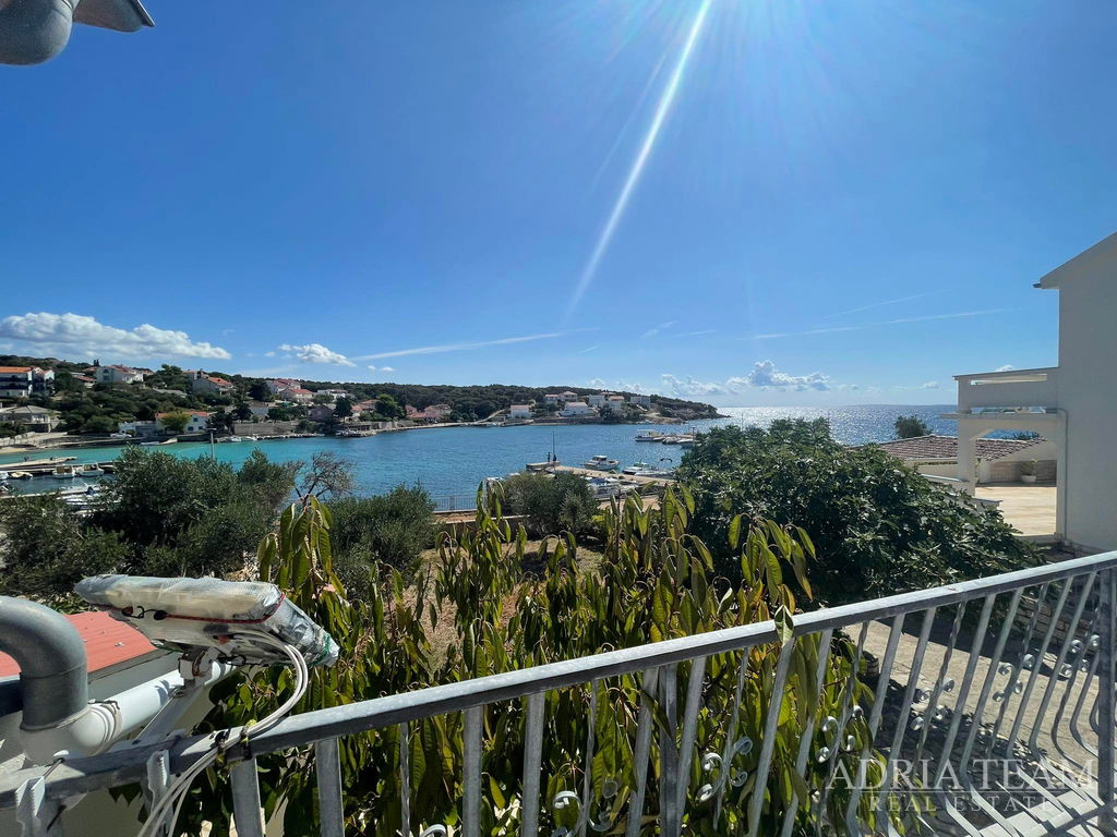 DOM S PRIESTRANNÝM POZEMKOM – PRVÝ RAD PRI MORI – JAKIŠNICA, PAG