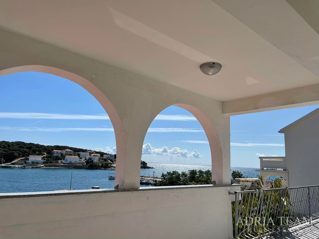 DOM S PRIESTRANNÝM POZEMKOM – PRVÝ RAD PRI MORI – JAKIŠNICA, PAG