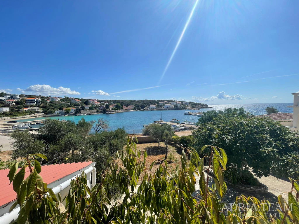 DOM S PRIESTRANNÝM POZEMKOM – PRVÝ RAD PRI MORI – JAKIŠNICA, PAG