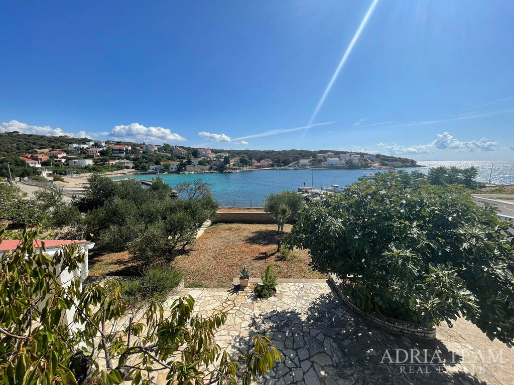 DOM S PRIESTRANNÝM POZEMKOM – PRVÝ RAD PRI MORI – JAKIŠNICA, PAG