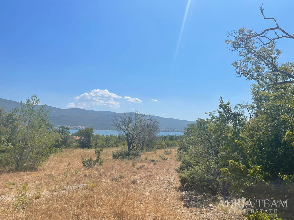 STAVEBNÝ POZEMOK S VÝHĽADOM NA MORE – VÝBORNÁ INVESTÍCIA – PRIDRAGA