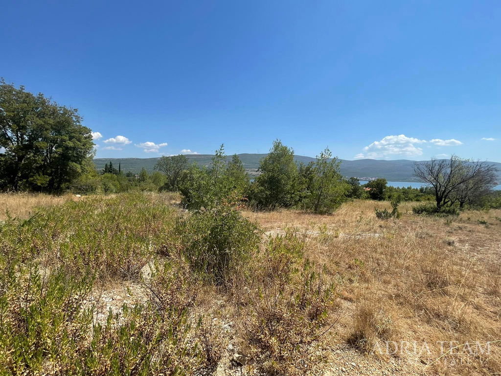 STAVEBNÝ POZEMOK S VÝHĽADOM NA MORE – VÝBORNÁ INVESTÍCIA – PRIDRAGA