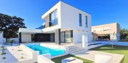 LUXUSNÁ VILA S BAZÉNOM – NOVOSTAVBA – POKOJNÁ LOKALITA – KOŽINO nehnuteľnosť na predaj