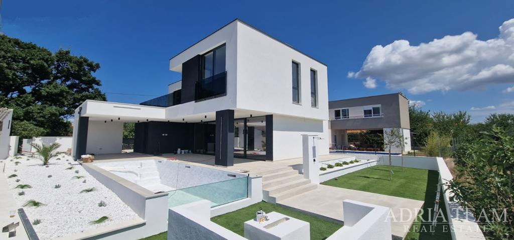 LUXUSNÁ VILA S BAZÉNOM – NOVOSTAVBA – POKOJNÁ LOKALITA – KOŽINO