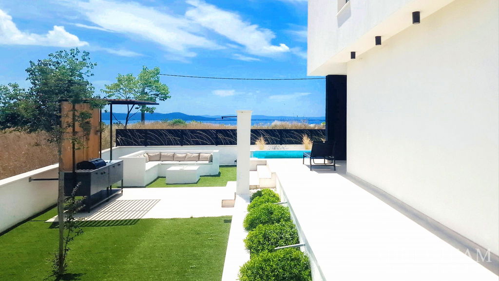 LUXUSNÁ VILA S BAZÉNOM – NOVOSTAVBA – POKOJNÁ LOKALITA – KOŽINO