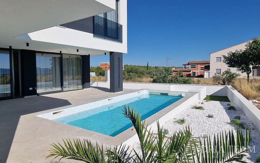 LUXUSNÁ VILA S BAZÉNOM – NOVOSTAVBA – POKOJNÁ LOKALITA – KOŽINO