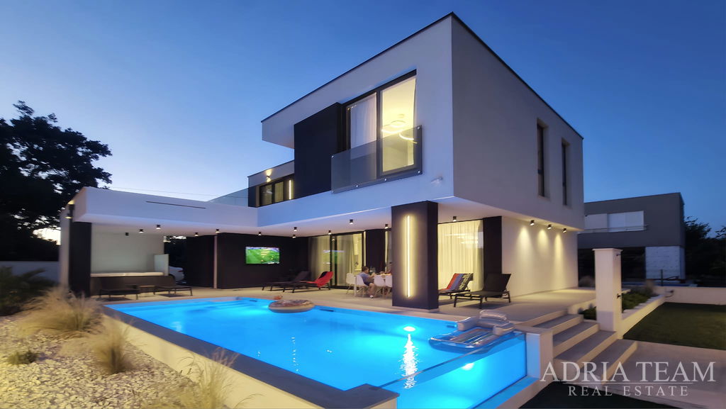 LUXUSNÁ VILA S BAZÉNOM – NOVOSTAVBA – POKOJNÁ LOKALITA – KOŽINO