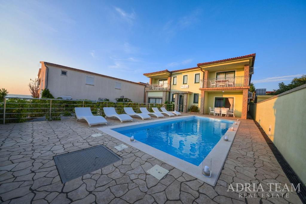 VILA S BAZÉNOM – DRUHÝ RAD OD MORA – VIR