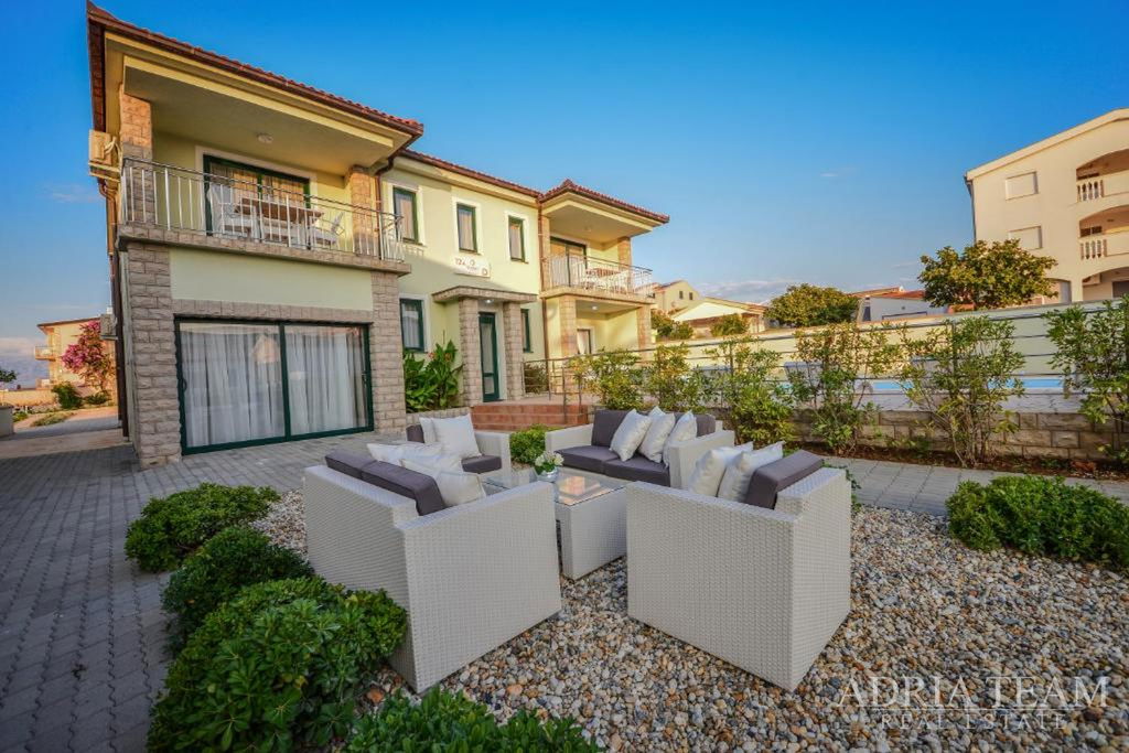 VILA S BAZÉNOM – DRUHÝ RAD OD MORA – VIR