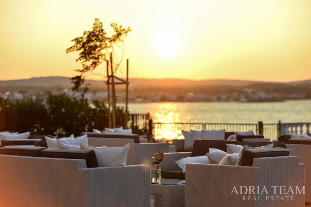 VILA S BAZÉNOM – DRUHÝ RAD OD MORA – VIR