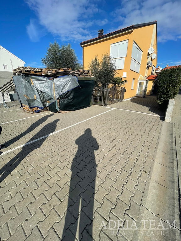 TROJPODLAŽNÝ APARTMÁN – VRSI, ZADAR