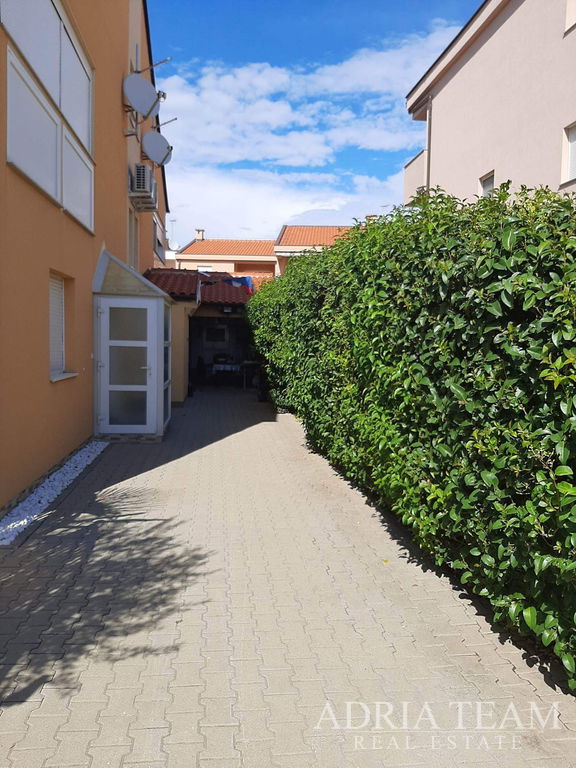 TROJPODLAŽNÝ APARTMÁN – VRSI, ZADAR