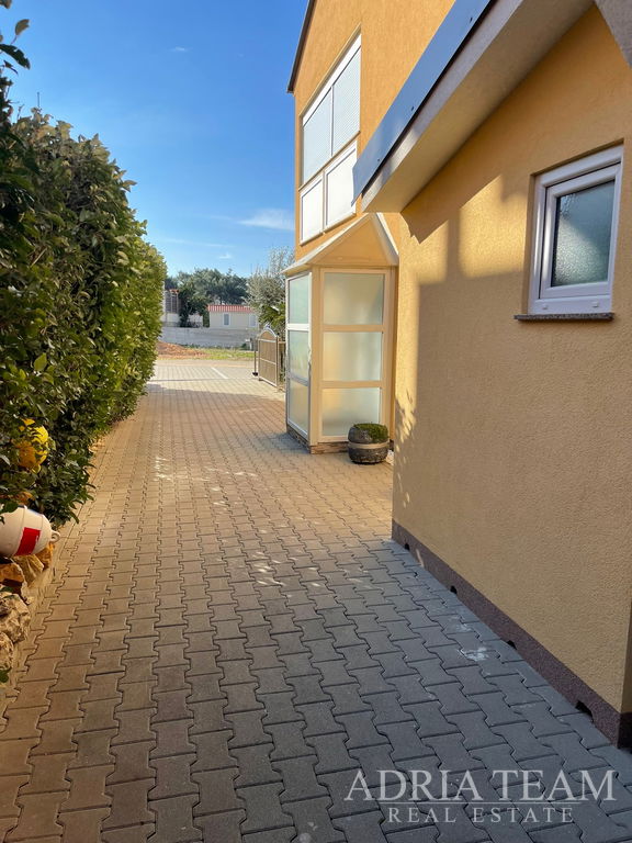 TROJPODLAŽNÝ APARTMÁN – VRSI, ZADAR