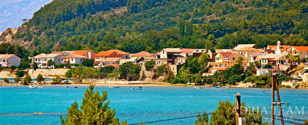 STAVEBNÝ POZEMOK S  POVOLENÍM NA VILU S BAZÉNOM – LJUBAČ, RAŽANAC