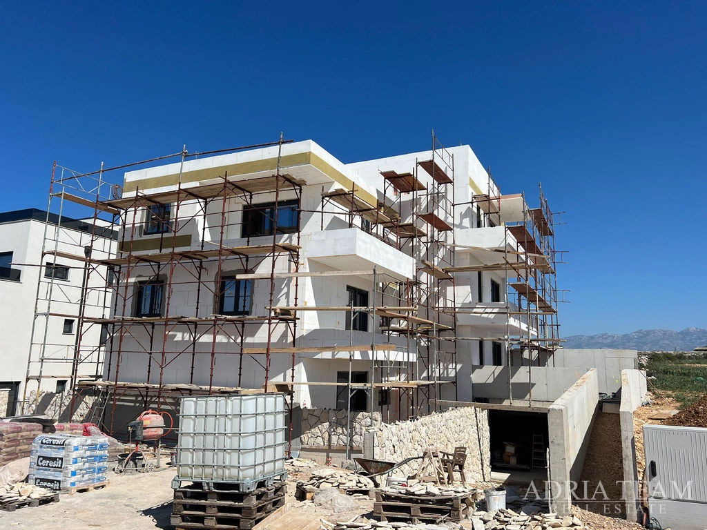 APARTMÁN S BAZÉNOM – NOVOSTAVBA - POVLJANA, OSTROV PAG