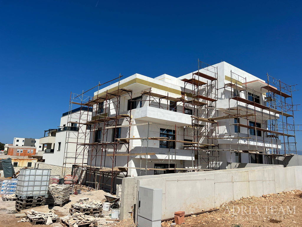 APARTMÁN S BAZÉNOM – NOVOSTAVBA - POVLJANA, OSTROV PAG