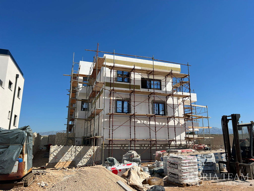 APARTMÁN S BAZÉNOM – NOVOSTAVBA - POVLJANA, OSTROV PAG