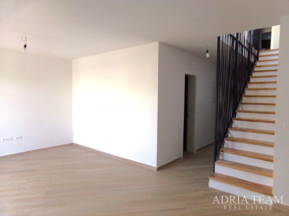 DVOJPODLAŽNÝ APARTMÁN S VÝHĽADOM NA MORE – ŠIMUNI, PAG