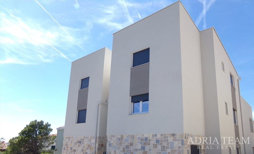 DVOJPODLAŽNÝ APARTMÁN S VÝHĽADOM NA MORE – ŠIMUNI, PAG