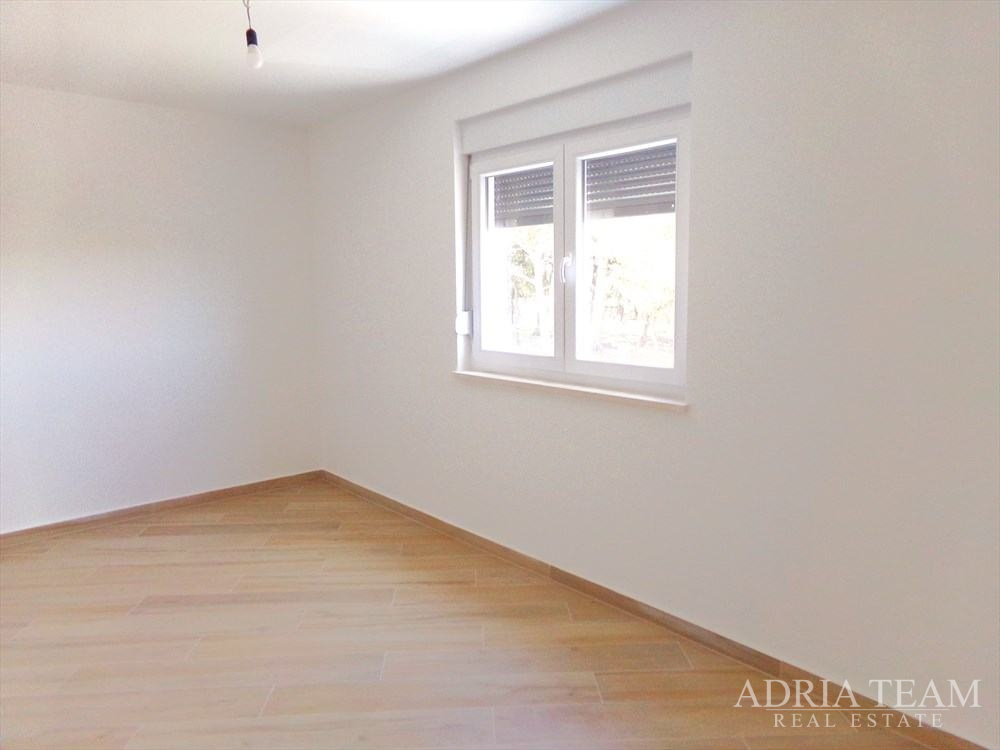 DVOJPODLAŽNÝ APARTMÁN S VÝHĽADOM NA MORE – ŠIMUNI, PAG