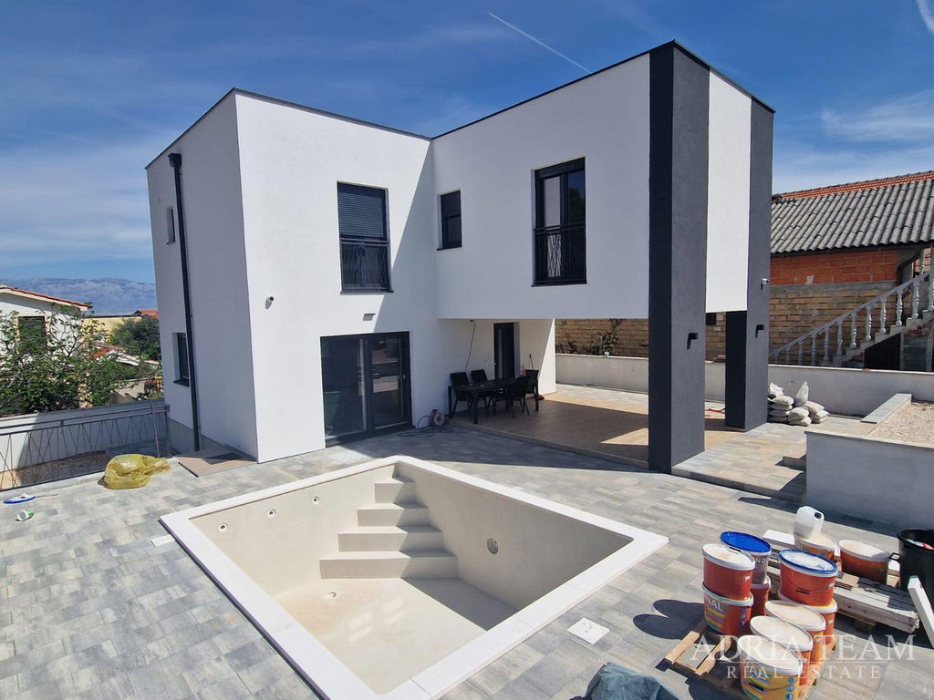 VILA S BAZÉNOM, TICHÁ A KĽUDNÁ POZÍCIA - VIR