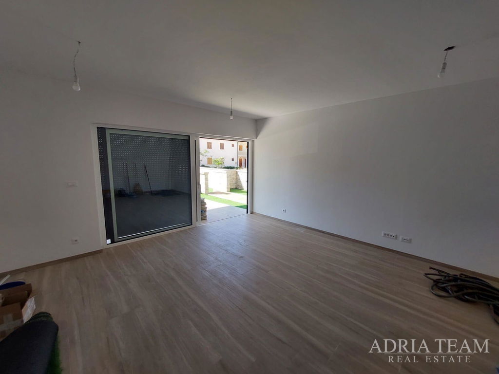 APARTMÁN SO ZÁHRADOU – NOVOSTAVBA – POVLJANA, OSTROV PAG