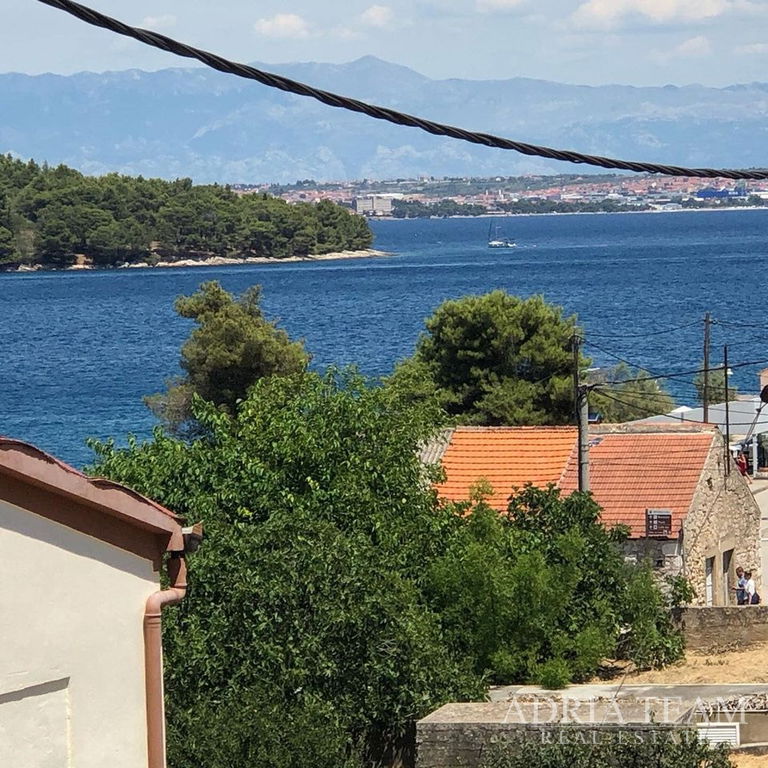 STAVEBNÝ POZEMOK S PRÍSTUPOVOU CESTOU A VÝHĽADOM NA MORE - KALI, UGLJAN