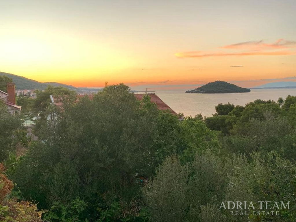 STAVEBNÝ POZEMOK S PRÍSTUPOVOU CESTOU A VÝHĽADOM NA MORE - KALI, UGLJAN