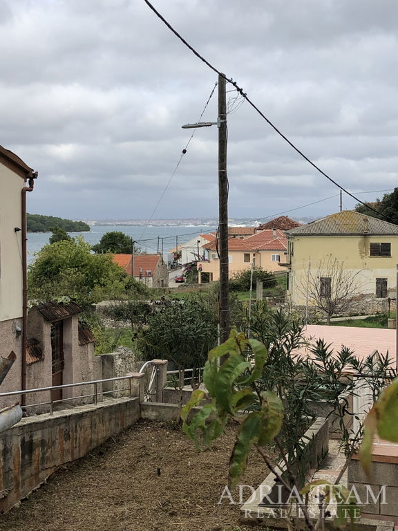 STAVEBNÝ POZEMOK S PRÍSTUPOVOU CESTOU A VÝHĽADOM NA MORE - KALI, UGLJAN