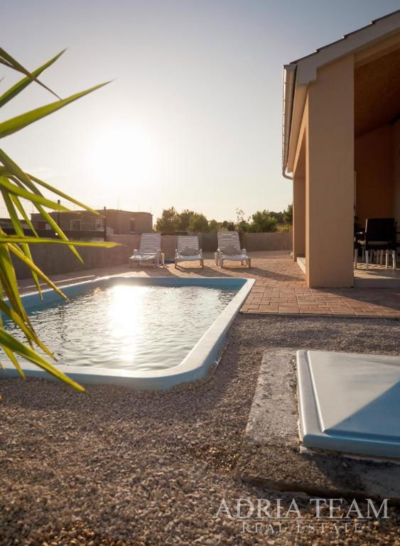 DOM S BAZÉNOM, TICHÁ A KĽUDNÁ POLOHA- VRSI, ZADAR