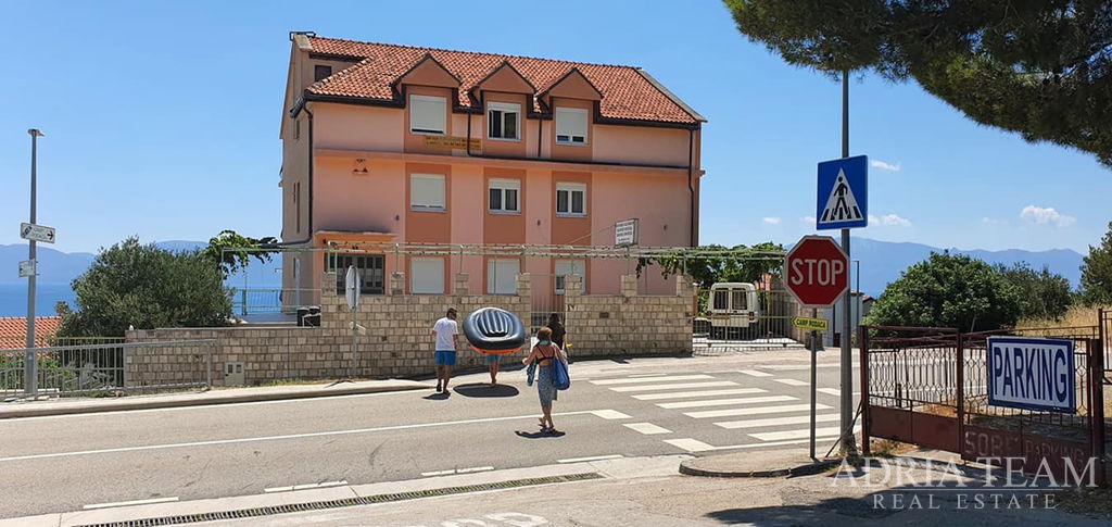 PENZIÓN S REŠTAURÁCIOU A 24 IZBAMI, 130 M OD MORA – MAKARSKÁ RIVIÉRA