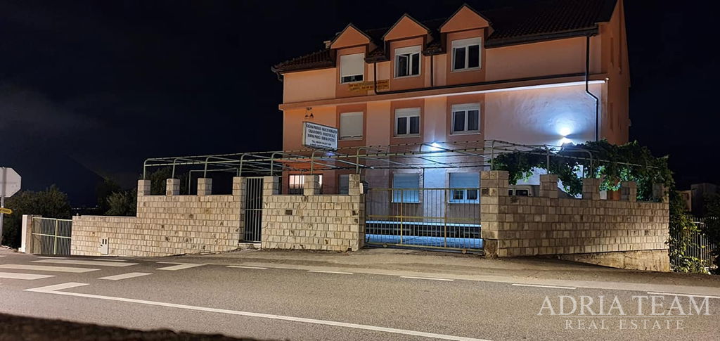 PENZIÓN S REŠTAURÁCIOU A 24 IZBAMI, 130 M OD MORA – MAKARSKÁ RIVIÉRA