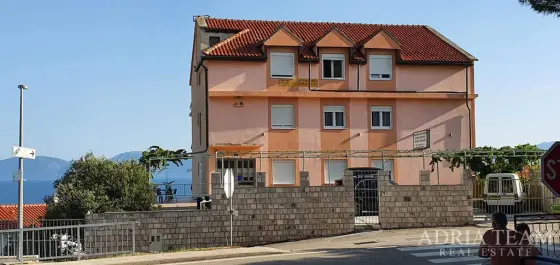 PENZIÓN S REŠTAURÁCIOU A 24 IZBAMI, 130 M OD MORA – MAKARSKÁ RIVIÉRA nehnuteľnosť na predaj