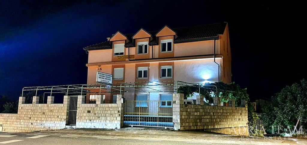 PENZIÓN S REŠTAURÁCIOU A 24 IZBAMI, 130 M OD MORA – MAKARSKÁ RIVIÉRA