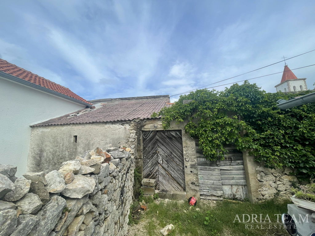 DOM NA REKONŠTRUKCIU S PROJEKTOM – VRSI, ZADAR