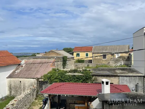 DOM NA REKONŠTRUKCIU S PROJEKTOM – VRSI, ZADAR nehnuteľnosť na predaj