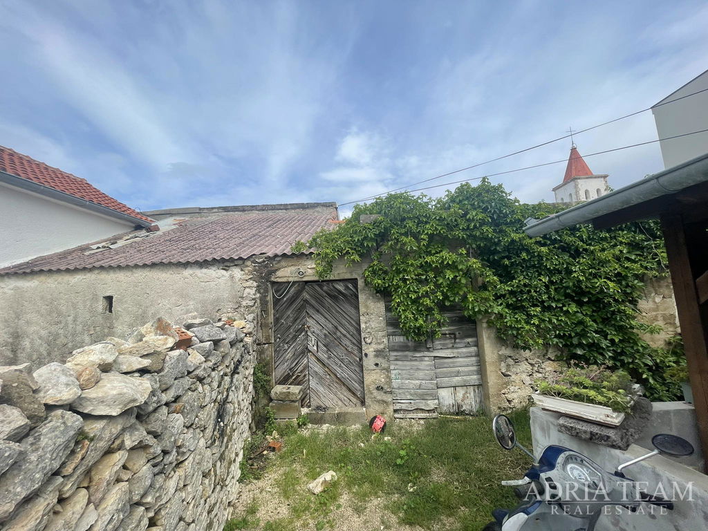 DOM NA REKONŠTRUKCIU S PROJEKTOM – VRSI, ZADAR